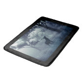 Hirsche mit Antlern in einem Schattenwald Badematte (Schrägansicht)