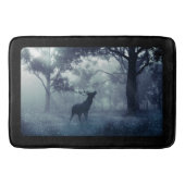 Hirsche mit Antlern in einem Schattenwald Badematte (Vorderseite)