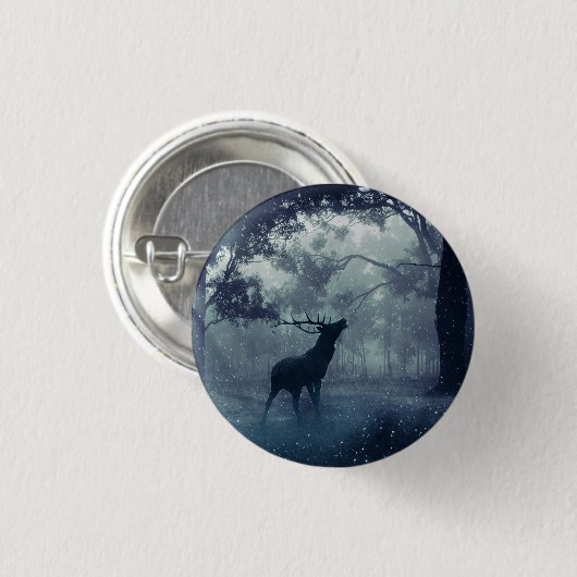 Hirsche mit Antlern in einem Schattenwald Button (Vorne & Hinten)