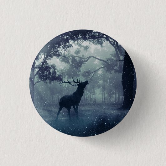 Hirsche mit Antlern in einem Schattenwald Button (Vorderseite)