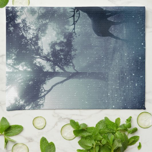Hirsche mit Antlern in einem Schattenwald Geschirrtuch (Gefaltet)