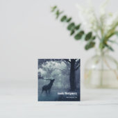 Hirsche mit Antlern in einem Schattenwald Quadratische Visitenkarte (Stehend Vorderseite)