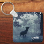 Hirsche mit Antlern in einem Schattenwald Schlüsselanhänger (Vorderseite)
