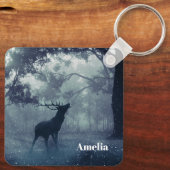 Hirsche mit Antlern in einem Schattenwald Schlüsselanhänger (Rückseite)