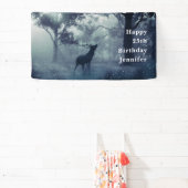 Hirsche mit Antlern in einem Schattenwald zum Gebu Banner (InSitu)