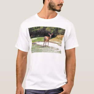 Hirsche mit Blick auf die Kamerafahrt T-Shirt