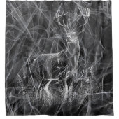 Hirsche mit Geweihen, die von Feld und Baum gerahm Duschvorhang (Vorderseite)