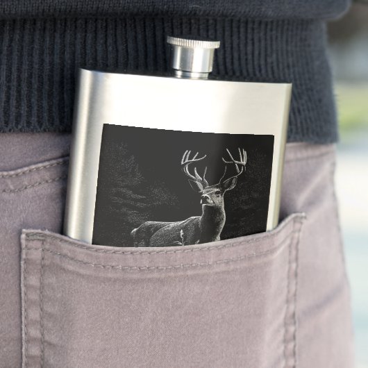 Hirsche mit Geweihen, die von Feld und Baum gerahm Flachmann (Beispiel)