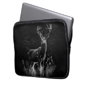 Hirsche mit Geweihen, die von Feld und Baum gerahm Laptopschutzhülle (Vorderseite Links)