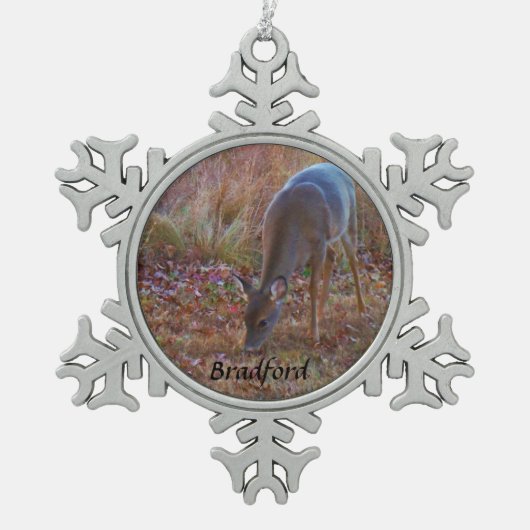 Hirsche, mit Namen personalisieren Schneeflocken Zinn-Ornament (Vorderseite)