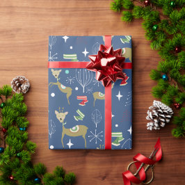 Hirsche mit Weihnachtsbäumen und Schneeflocken Geschenkpapier