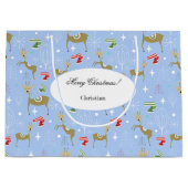 Hirsche mit Weihnachtsbäumen und Schneeflocken Große Geschenktüte (Vorderseite)