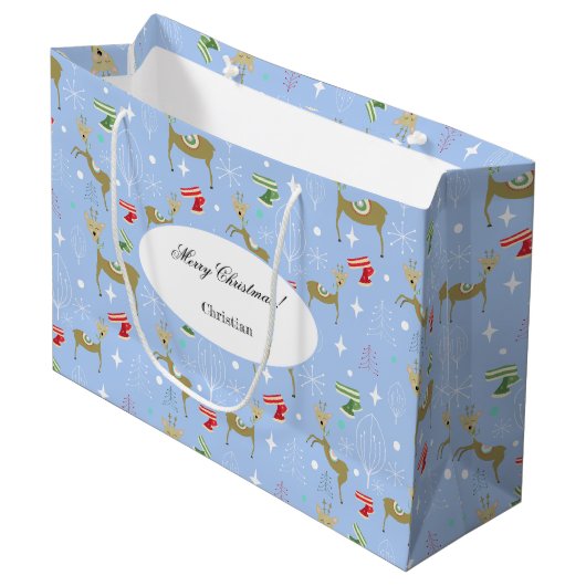 Hirsche mit Weihnachtsbäumen und Schneeflocken Große Geschenktüte (Vorderseite Schrägansicht)