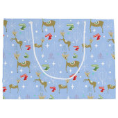 Hirsche mit Weihnachtsbäumen und Schneeflocken Große Geschenktüte (Rückseite)
