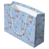 Hirsche mit Weihnachtsbäumen und Schneeflocken Große Geschenktüte (Rückseite Schrägansicht)