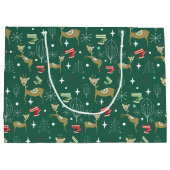 Hirsche mit Weihnachtsbäumen und Schneeflocken Große Geschenktüte (Rückseite)