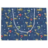 Hirsche mit Weihnachtsbäumen und Schneeflocken Große Geschenktüte (Rückseite)