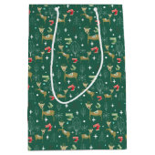 Hirsche mit Weihnachtsbäumen und Schneeflocken Mittlere Geschenktüte (Vorderseite)