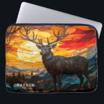 Hirsche Sonnenuntergang Waldland Gebirge Personali Laptopschutzhülle<br><div class="desc">Der Personalisierte Name "Computer Laptop Sleeve Case" ist ein Hirsch bei Sonnenuntergang mit Bäumen und Bergen im Hintergrund in einem Buntglaseffekt und in der modernen Schrift Typografie mit Ihrem Namen personalisiert. Perfekt als Geschenk für Familie und Freunde zum Geburtstag, Weihnachten, Feiertagen, Vatertag, Bruder, Ehemann, Partner, beste Freunde, Kollegen und mehr....</div>