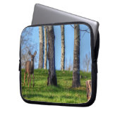 Hirsche und Waldbäume Tierwelt Foto Laptopschutzhülle (Vorderseite Links)