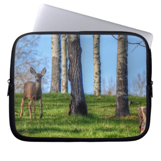 Hirsche und Waldbäume Tierwelt Foto Laptopschutzhülle (Vorderseite)