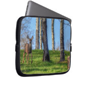 Hirsche und Waldbäume Tierwelt Foto Laptopschutzhülle (Vorne Rechts)