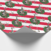 Hirsche und Weihnachtskranz in Schneeflocken Geschenkpapier (Ecke)