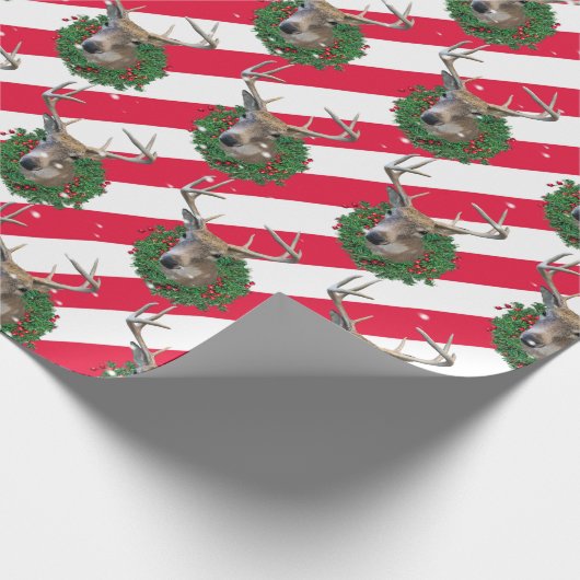 Hirsche und Weihnachtskranz in Schneeflocken Geschenkpapier (Ecke)