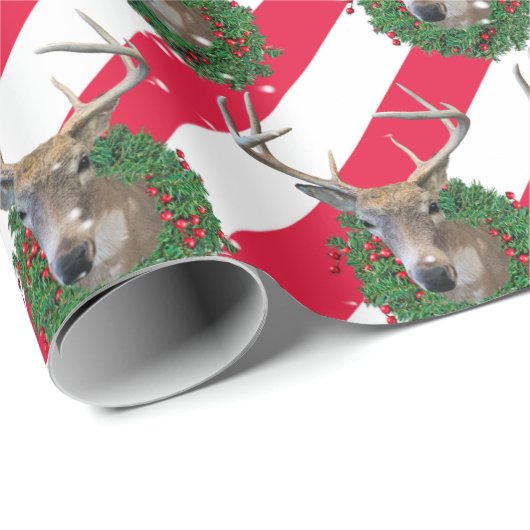 Hirsche und Weihnachtskranz in Schneeflocken Geschenkpapier (Rolleneckpunkt)