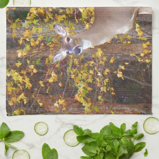 Hirsche vor dem gelben Herbstbaum Geschirrtuch (Gefaltet)