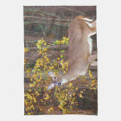 Hirsche vor dem gelben Herbstbaum Geschirrtuch (Vertikal)