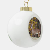 Hirsche vor dem gelben Herbstbaum Keramik Kugel-Ornament (Links)