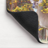Hirsche vor dem gelben Herbstbaum Mousepad (Ecke)