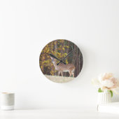 Hirsche vor dem gelben Herbstbaum Runde Wanduhr (Zuhause)