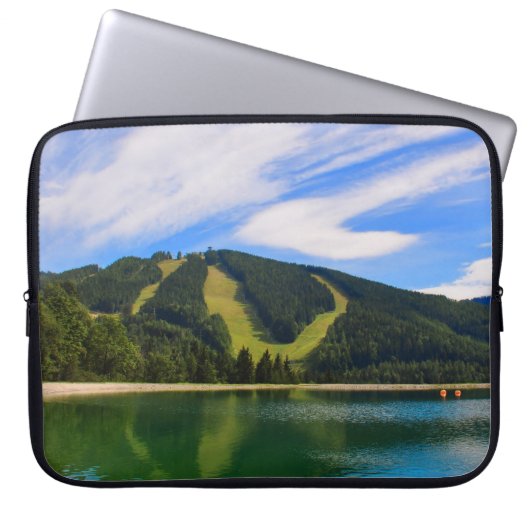 Hirschenkogel im Sommer - Wasser-Reflexionen Laptopschutzhülle (Vorderseite)