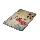 Hirschhaut mit Antlern auf Holzplanken mit Blätter Badematte (Schrägansicht)