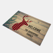 Hirschhaut mit Antlern auf Holzplanken mit Blätter Fußmatte (Schrägansicht)