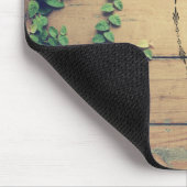 Hirschhaut mit Antlern auf Holzplanken mit Blätter Mousepad (Ecke)