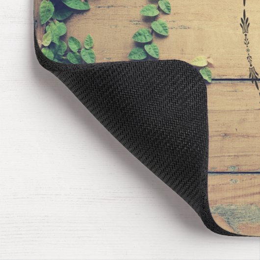 Hirschhaut mit Antlern auf Holzplanken mit Blätter Mousepad (Ecke)