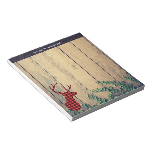 Hirschhaut mit Antlern auf Holzplanken mit Blätter Notizblock (angewinkelt)