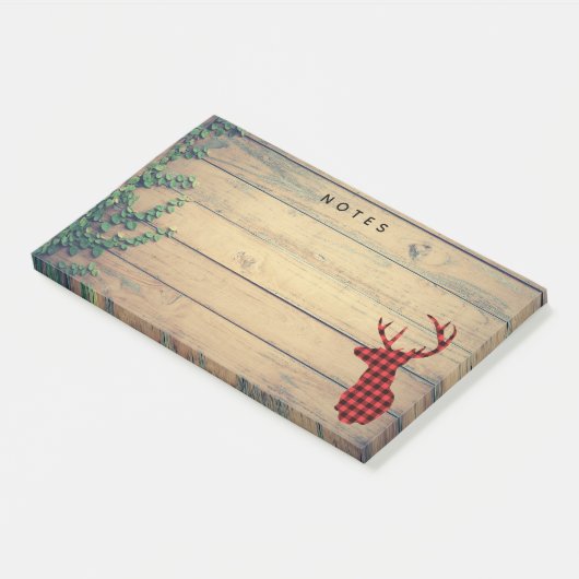 Hirschhaut mit Antlern auf Holzplanken mit Blätter Post-it Klebezettel (angewinkelt)