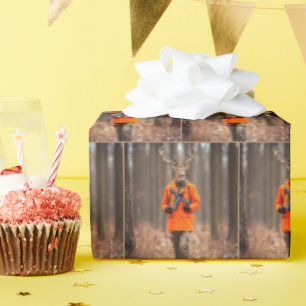 Hirschjäger mit einem Gewehr im Wald Geschenkpapier