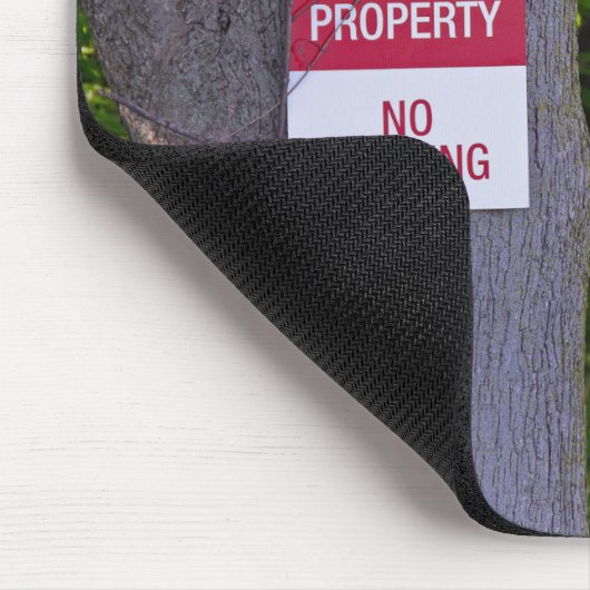 Hirschjäger mit Gewehr im Wald Mousepad (Ecke)