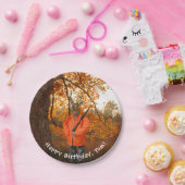 Hirschjäger mit Schusswaffengeburt im Wald Pappteller (Party)