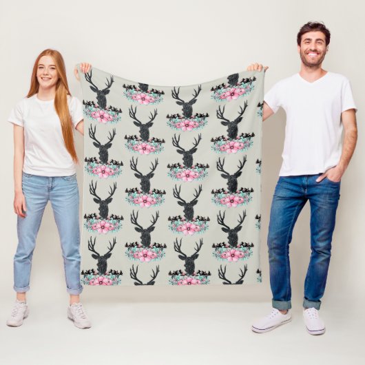 Hirschkopf mit rosa Blume und Gebirgsmuster Fleecedecke (Beispiel)