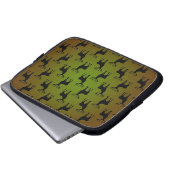 Hirschmuster auf grün-braunem Hintergrund Laptopschutzhülle (Vorne Knopf)
