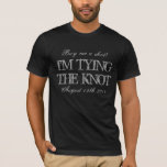 Hirschnachtjunggeselle-Partyt-shirt, damit der T-Shirt<br><div class="desc">Vintages Hirschnachtjunggeselle-Partyt-shirt,  damit der Bräutigam ist-. Kaufen Sie mich einen Schuss,  den ich das Knotent-stück binde,  damit Bräutigam ist. Lustiges trinkendes Zitat für Junggesellegag-/-hirschnacht. Hochzeits-Spaß. Slogan mit beunruhigten Blickbuchstaben. Personalizable Text für Jungennacht heraus. Cooler männlicher männlicher Entwurf für die Typen,  die verheiratet erhalten.</div>