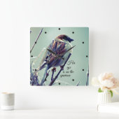HIs Auge ist auf dem Sparrow Quadratische Wanduhr (Zuhause)