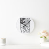 His Love Endes Forever Runde Wanduhr (Zuhause)