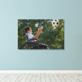 Hispanischer Junge, 8, im Rollstuhl mit Fußball Leinwanddruck (Insitu (Holzboden))